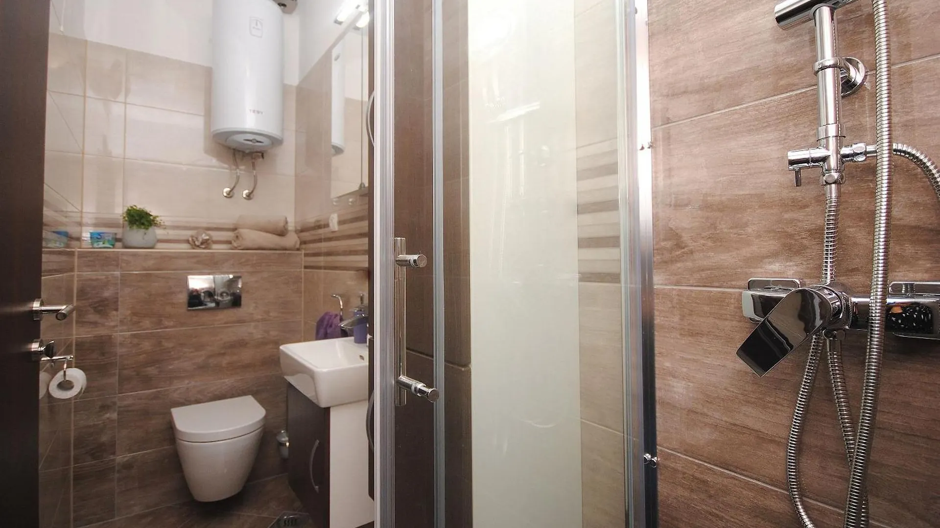 Apartments Damir - With Garden Kastela