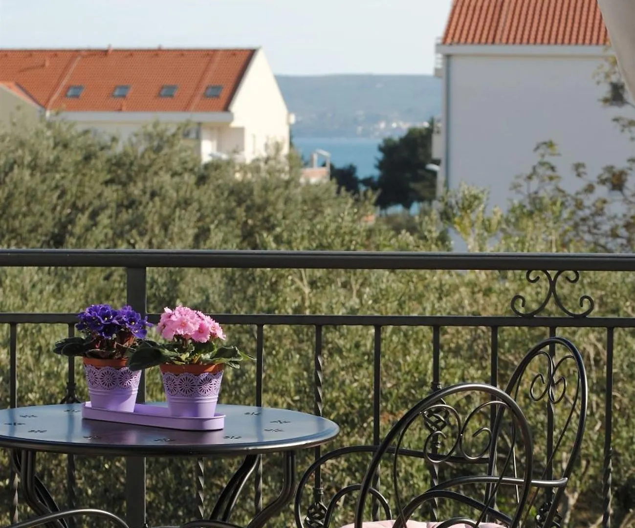 Apartments Damir - With Garden Kastela