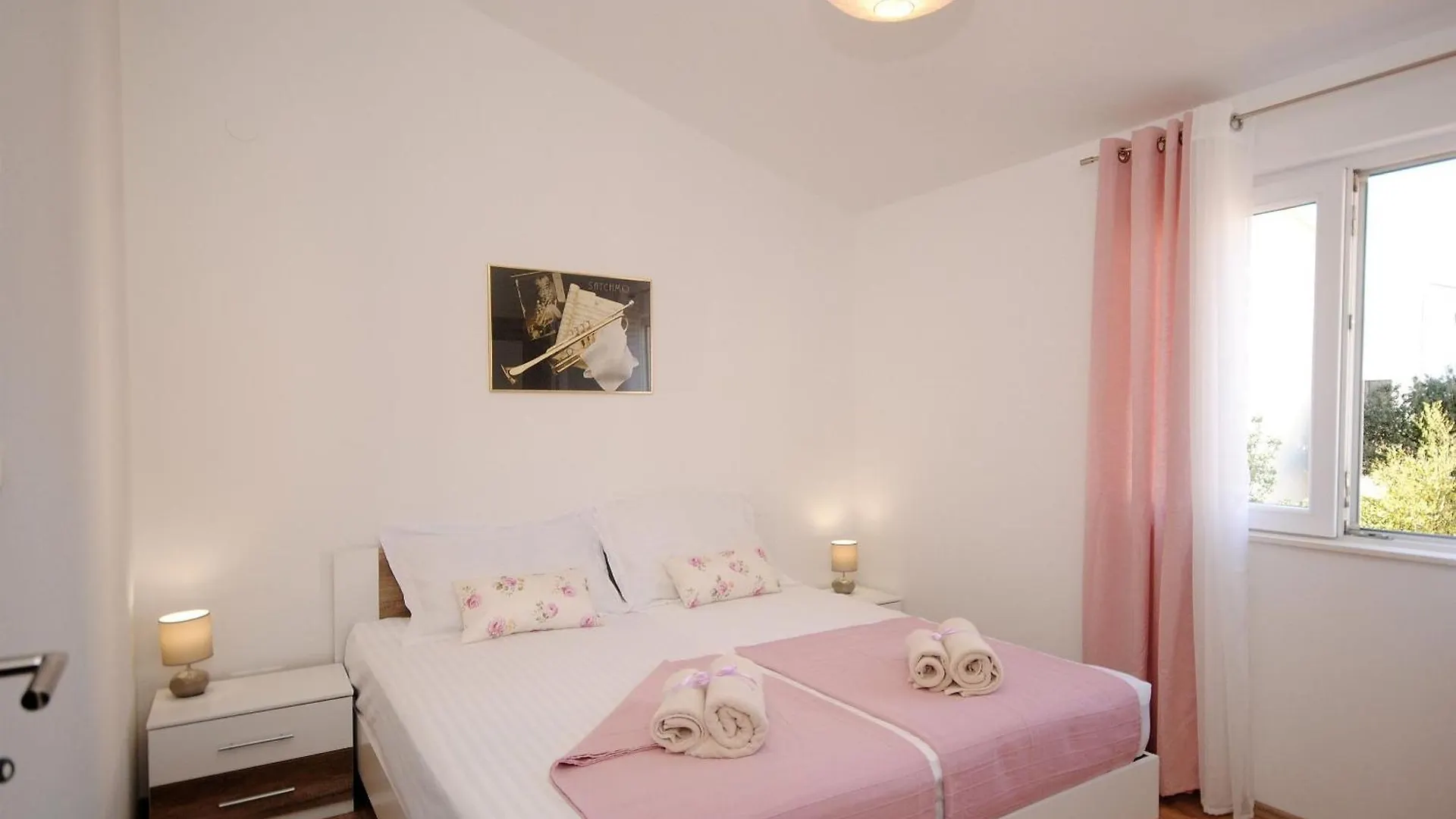 Apartments Damir - With Garden