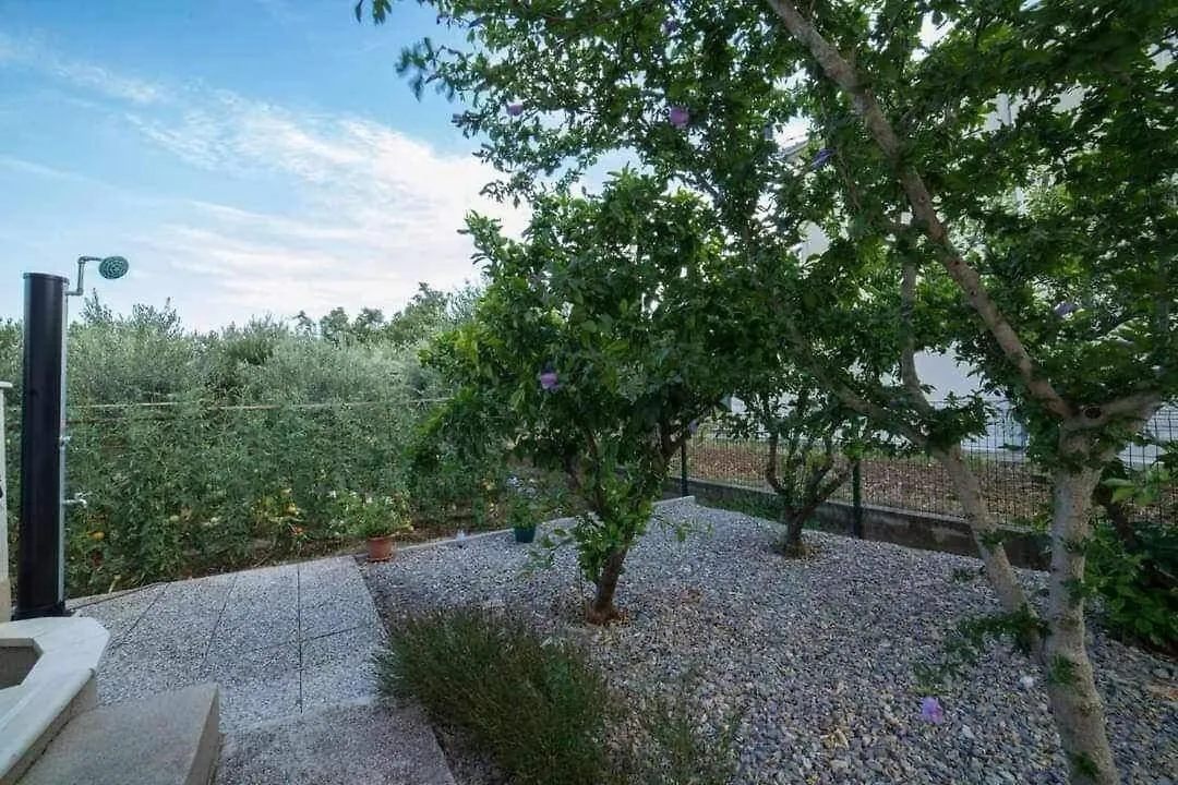 Apartments Damir - With Garden Kastela