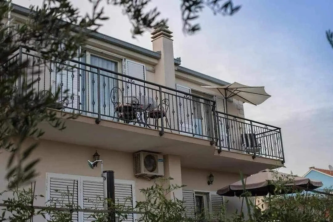 Apartments Damir - With Garden Kaštela